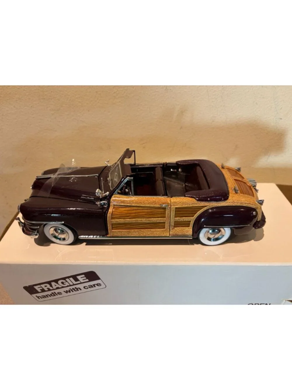 Diecast Model Car Danbury Mint 1948 Chrysler Town & Country Convertible 1:24